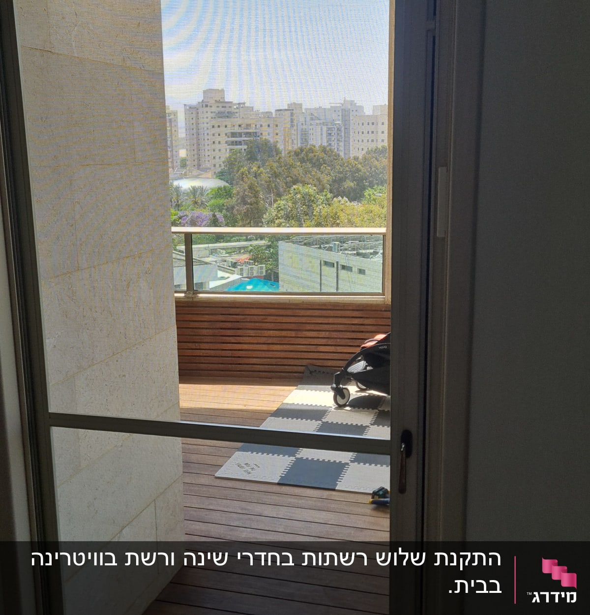 מסגרת אלומיניום לדלת זכוכית במרפסת